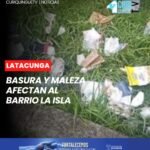 El barrio La Isla, ubicado frente a la pista de bicicross, presenta una imagen preocupante debido a la acumulación de basura y la proliferación de maleza en una de las veredas junto al cerramiento de este espacio deportivo.